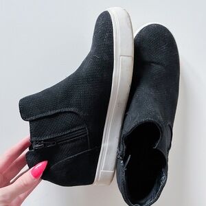 Time and Tru heel sneakers